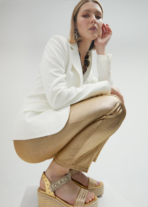 Cuña en efecto fibra natural con detalles metalizados DORADO