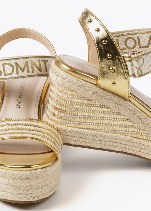 Cuña en efecto fibra natural con detalles metalizados DORADO