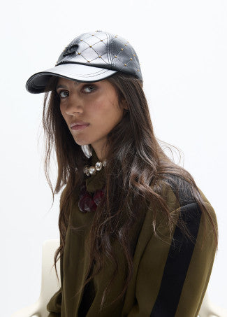 Gorra Pespunteada con Detalle de Mini Tachas Negro Lola Casademunt