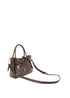 Bandolera con Detalle Tubo Metálico con Logo Troquelado Chocolate LF2604045