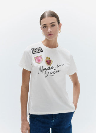 Camiseta Cuello Caja con Aberturas Laterales, Gráfico ''made In Lola'' con Blanco Lola Casademunt