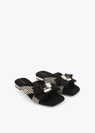 Sandalia Plana en Tejido Tipo Canvas de Rayas y Detalle Lazo Crudo-Negro Lola Casademunt LS2605051