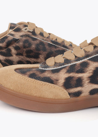 Deportiva con Logo Detalle Tachas Animal Print Marron-Metal Lola Casademunt
