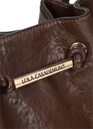 Bandolera con Detalle Tubo Metálico con Logo Troquelado Chocolate LF2604045