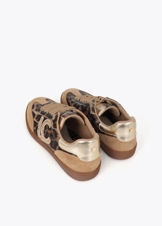 Deportiva con Logo Detalle Tachas Animal Print Marron-Metal Lola Casademunt