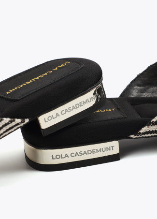Sandalia Plana en Tejido Tipo Canvas de Rayas y Detalle Lazo Crudo-Negro Lola Casademunt LS2605051