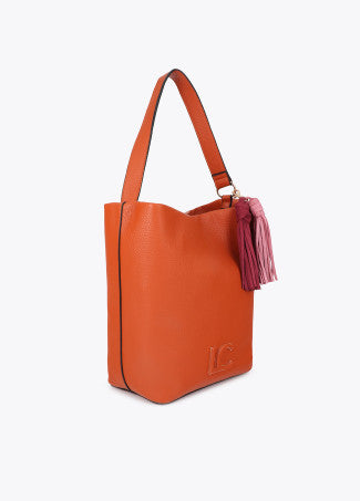 Shopper Efecto Piel con Pompones a Contraste Naranja Lola Casademunt