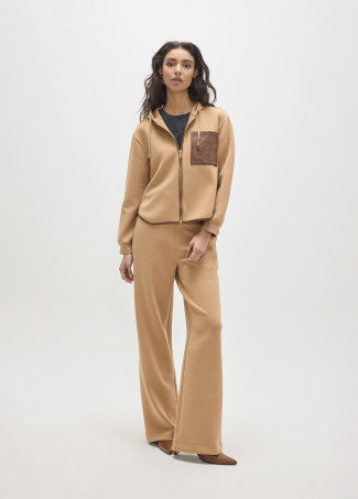 Sudadera Abierta Bolsillo Efecto Piel con en el Delantero y Maxi Parche en Camel Lola Casademunt