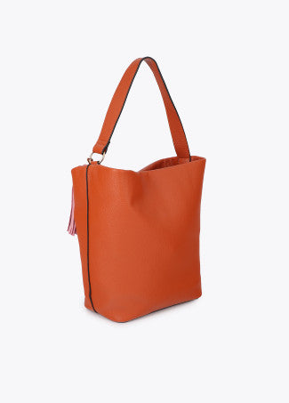 Shopper Efecto Piel con Pompones a Contraste Naranja Lola Casademunt