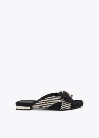 Sandalia Plana en Tejido Tipo Canvas de Rayas y Detalle Lazo Crudo-Negro Lola Casademunt LS2605051