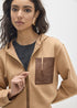 Sudadera Abierta Bolsillo Efecto Piel con en el Delantero y Maxi Parche en Camel Lola Casademunt