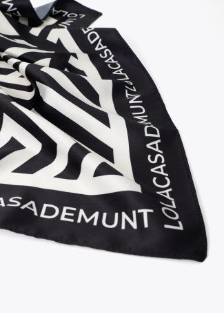 Pañuelo Optical Logo 55x55cm Negro-Crudo Lola Casademunt