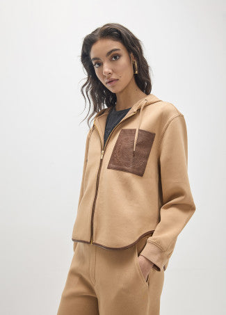 Sudadera Abierta Bolsillo Efecto Piel con en el Delantero y Maxi Parche en Camel Lola Casademunt