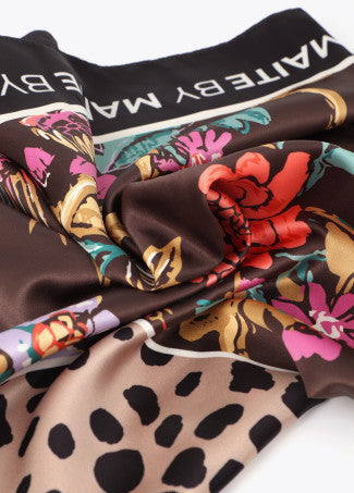 Pañuelo M y Estampado Floral 90x90cm Negro-Naranja Lola Casademunt