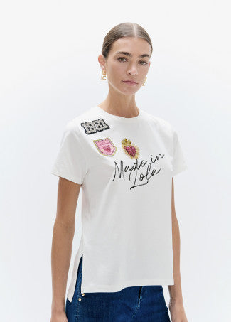 Camiseta Cuello Caja con Aberturas Laterales, Gráfico ''made In Lola'' con Blanco Lola Casademunt