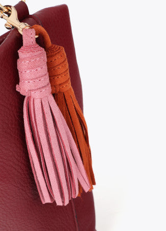 Shopper Efecto Piel con Pompones a Contraste Burdeos Lola Casademunt