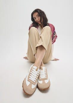 Deportiva con Logotipo de Tachas Combinada en Diferentes Materiales y Piel Crudo-Marron Lola Casademunt