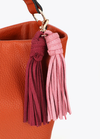 Shopper Efecto Piel con Pompones a Contraste Naranja Lola Casademunt