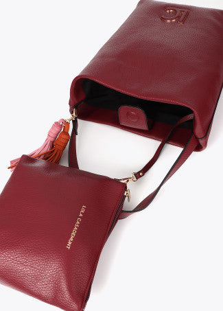 Shopper Efecto Piel con Pompones a Contraste Burdeos Lola Casademunt