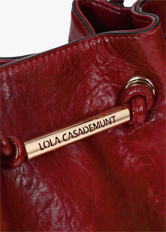 Bandolera con Detalle Tubo Metálico con Logo Troquelado Rojo LF2604045