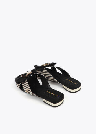 Sandalia Plana en Tejido Tipo Canvas de Rayas y Detalle Lazo Crudo-Negro Lola Casademunt LS2605051