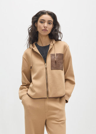Sudadera Abierta Bolsillo Efecto Piel con en el Delantero y Maxi Parche en Camel Lola Casademunt