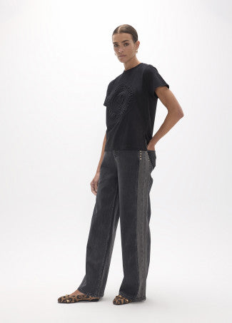 Camiseta Cuello Caja, Fit con Aberturas Laterales, Print Volumen Posicionad Negro Lola Casademunt