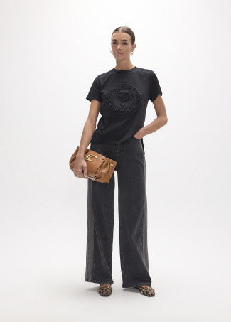 Camiseta Cuello Caja, Fit con Aberturas Laterales, Print Volumen Posicionad Negro Lola Casademunt