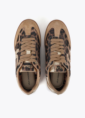 Deportiva con Logo Detalle Tachas Animal Print Marron-Metal Lola Casademunt