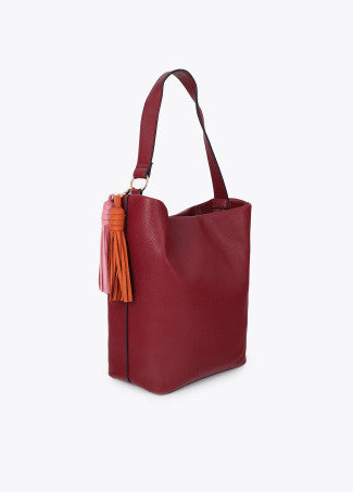 Shopper Efecto Piel con Pompones a Contraste Burdeos Lola Casademunt