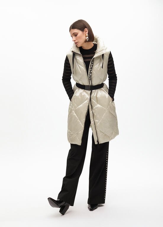 Chaleco acolchado capucha PIEDRA LF2501005.004 LOLA CASADEMUNT