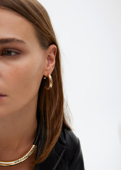 Pendientes LOLA CASADEMUNT tubo acrílico con metal logo troquelado METAL-NEGRO LF2503055.2MN.U