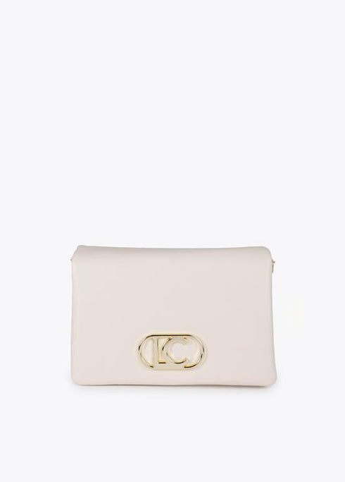 Bandolera efecto piel con tres compartimentos y solapa LOLA CASADEMUNT. CRUDO LF2504003.001.U