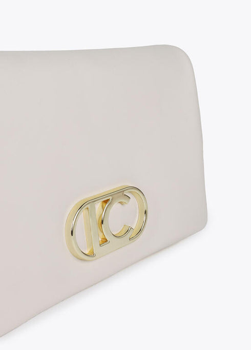 Bandolera efecto piel con tres compartimentos y solapa LOLA CASADEMUNT. CRUDO LF2504003.001.U