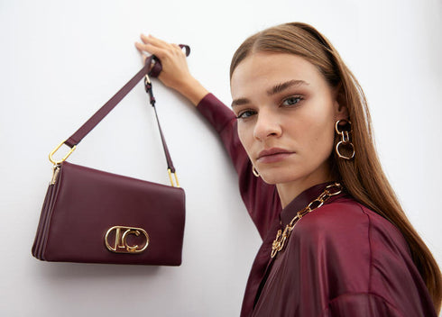 Bandolera efecto piel con tres compartimentos y solapa LOLA CASADEMUNT. BURDEOS LF2504003.033.U