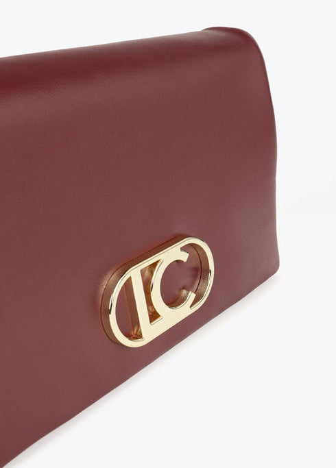 Bandolera efecto piel con tres compartimentos y solapa LOLA CASADEMUNT. BURDEOS LF2504003.033.U