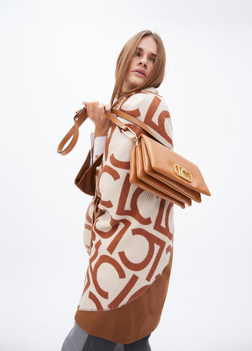 Bandolera efecto piel con tres compartimentos y solapa LOLA CASADEMUNT. CAMEL LF2504003.052.U