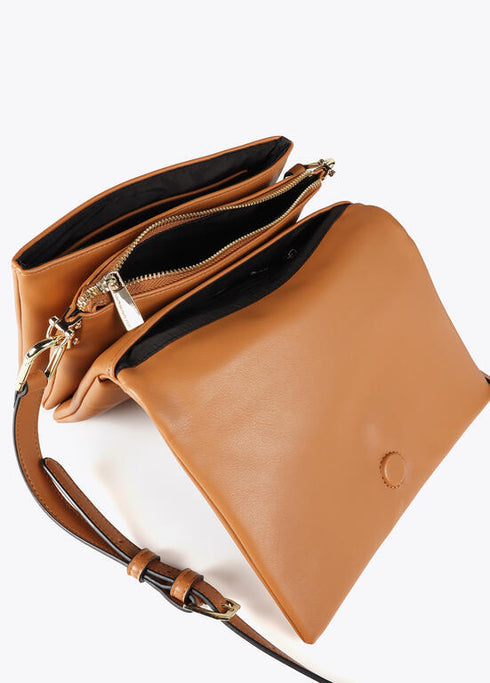 Bandolera efecto piel con tres compartimentos y solapa LOLA CASADEMUNT. CAMEL LF2504003.052.U