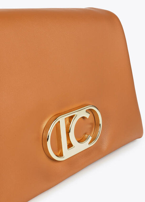 Bandolera efecto piel con tres compartimentos y solapa LOLA CASADEMUNT. CAMEL LF2504003.052.U