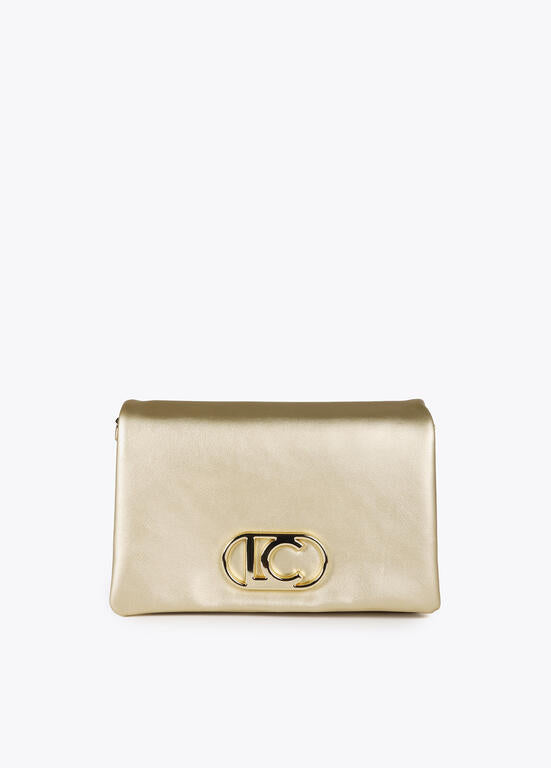 Bandolera efecto piel con tres compartimentos y solapa LOLA CASADEMUNT. DORADO LF2504003.0M2.U