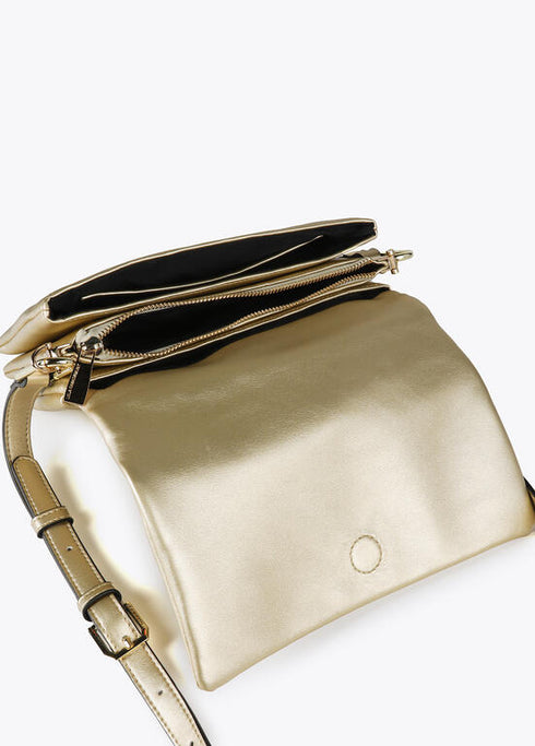 Bandolera efecto piel con tres compartimentos y solapa LOLA CASADEMUNT. DORADO LF2504003.0M2.U