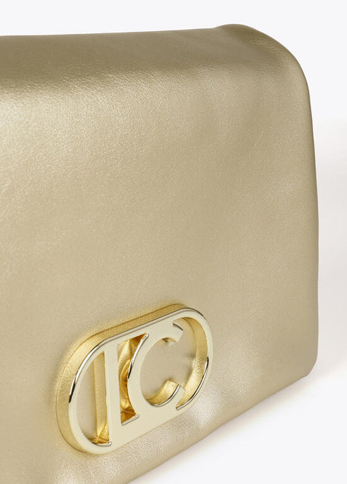 Bandolera efecto piel con tres compartimentos y solapa LOLA CASADEMUNT. DORADO LF2504003.0M2.U