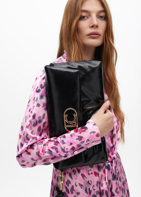 Cartera de mano acolchada de efecto piel metalizada con logo LC ovaladO LOLA CASADEMUNT NEGRO LF2504025.00N.U