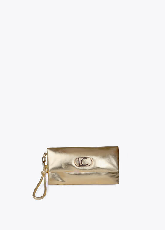 Cartera de mano acolchada de efecto piel metalizada con logo LC ovalado LOLA CASADEMUNT DORADO LF2504025.0M2.U