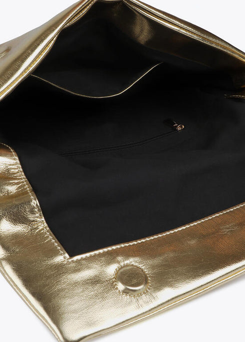 Cartera de mano acolchada de efecto piel metalizada con logo LC ovalado LOLA CASADEMUNT DORADO LF2504025.0M2.U