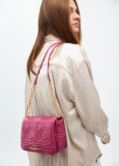 Bandolera acolchada logotipada en efecto piel con asa mix cadena MAGENTA U LF2504026.020.U LOLA CASADEMUNT