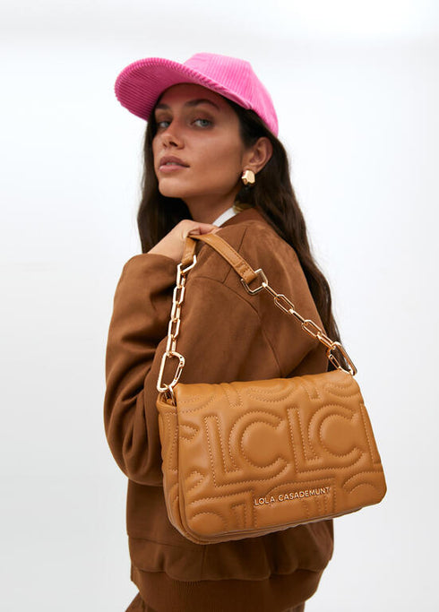 Bandolera acolchada logotipada en efecto piel con asa mix cadena CAMEL LF2504026.052.U LOLA CASADEMUNT