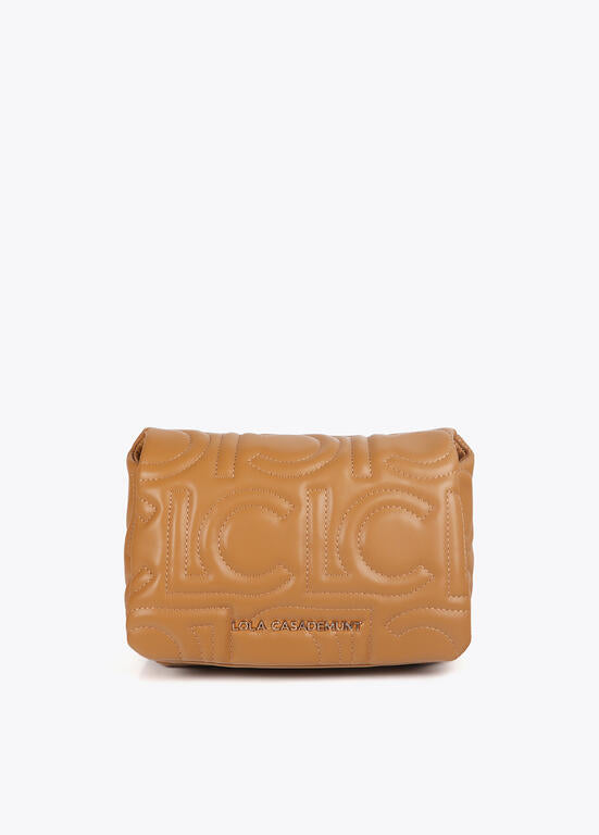 Bandolera acolchada logotipada en efecto piel con asa mix cadena CAMEL LF2504026.052.U LOLA CASADEMUNT