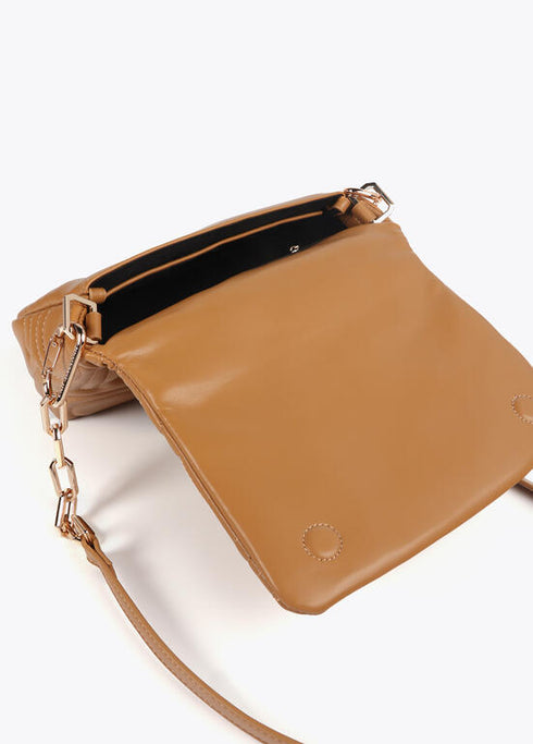 Bandolera acolchada logotipada en efecto piel con asa mix cadena CAMEL LF2504026.052.U LOLA CASADEMUNT