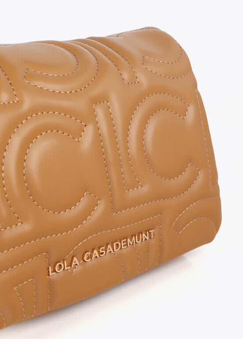 Bandolera acolchada logotipada en efecto piel con asa mix cadena CAMEL LF2504026.052.U LOLA CASADEMUNT